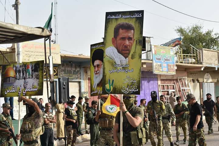 مقاتلون شيعة خلال مسيرة بمناسبة 